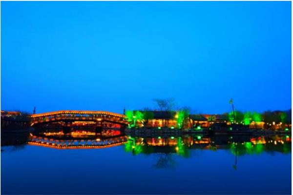 燈光下投影出來的公園橋邊場(chǎng)景