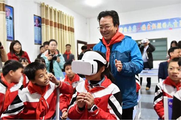老師正在指導(dǎo)學生體驗vr科普館的細節(jié)